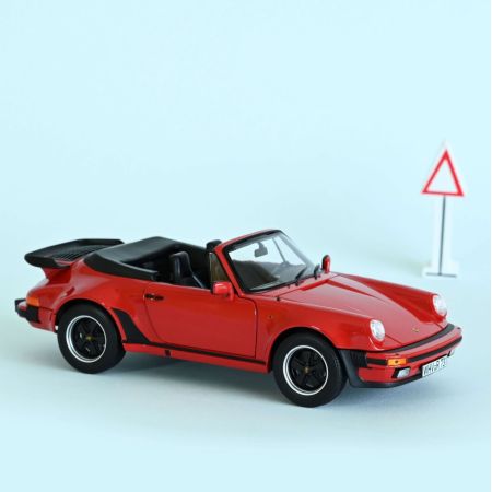 Porsche 911 RS 1973 - White with red deco 1/18